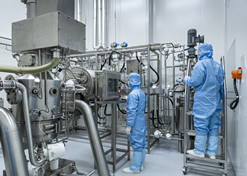 2022年，尊龙凯时医工总院科技成果转化中心科研人员正在工作中。